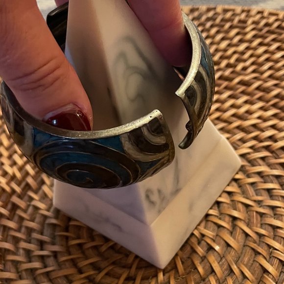 🐝 2 for $10🐝 Hinged Metal Bracelet - Picture 4 of 4